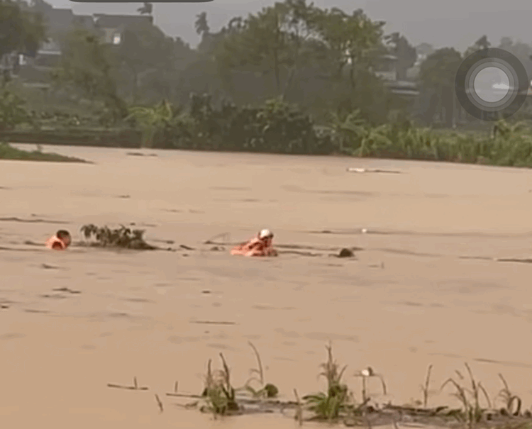 VIDEO: Công an xã liên tiếp cứu các nạn nhân giữa dòng nước lũ- Ảnh 1.