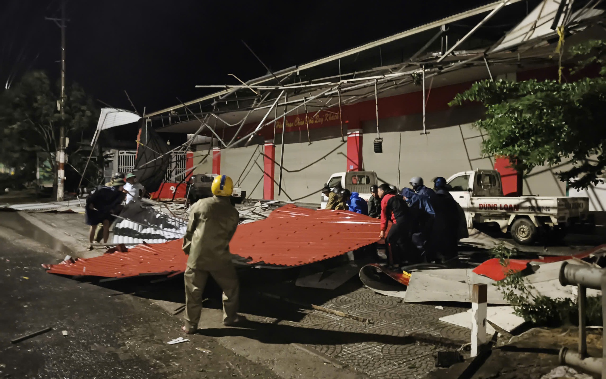 Gấp rút ứng phó bão số 10 và mưa lũ - Ảnh 2.