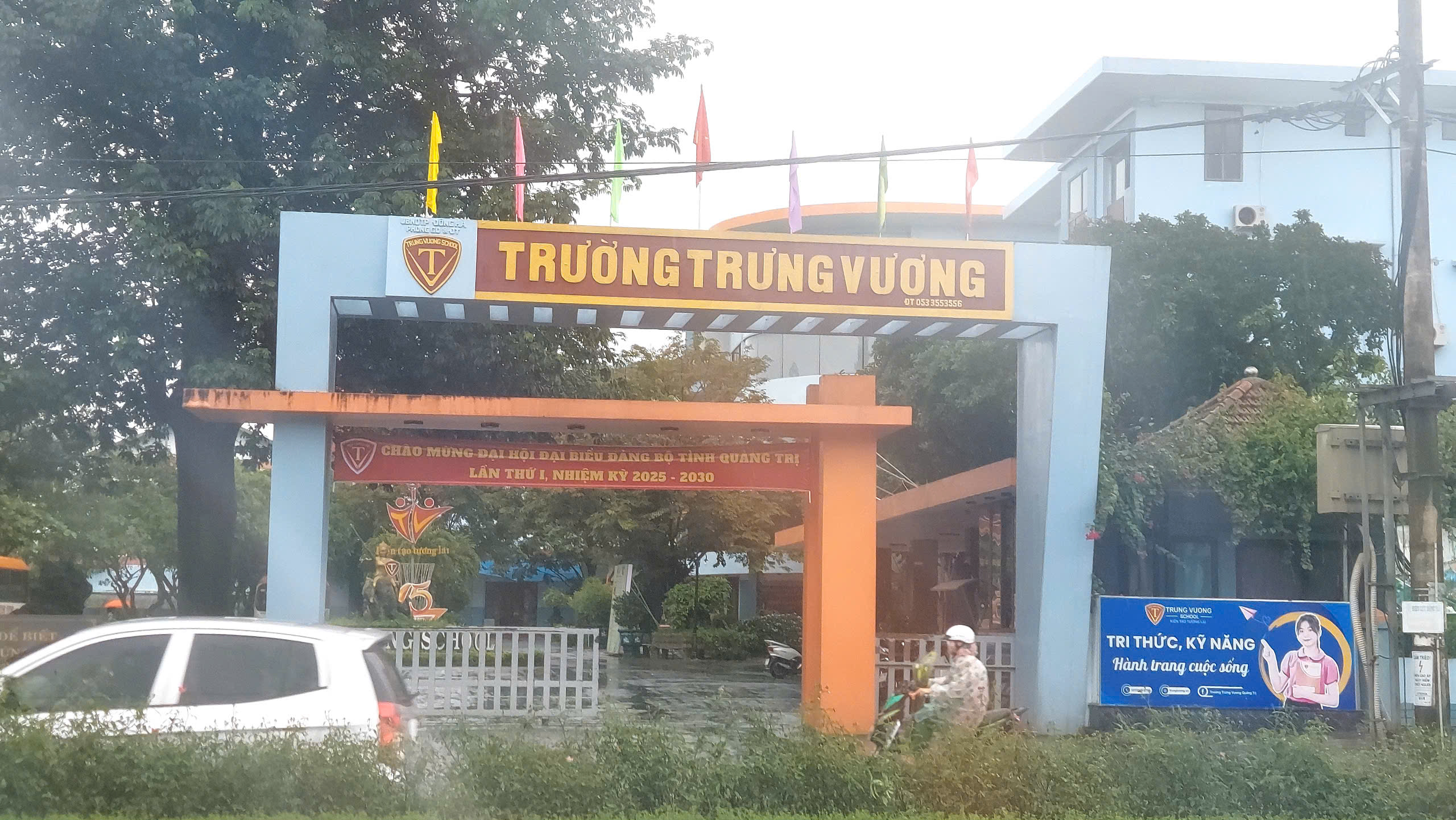 ស្វាគមន៍សិស្សចូលថ្នាក់បន្ទាប់ពីខ្យល់ព្យុះលេខ១០ សាលាភ្លាមៗបានឲ្យពួកគេត្រឡប់ទៅផ្ទះវិញដោយសារ«បញ្ហា» - រូបថត ១. Đón học sinh đến lớp sau bão số 10, trường học bất ngờ cho về vì