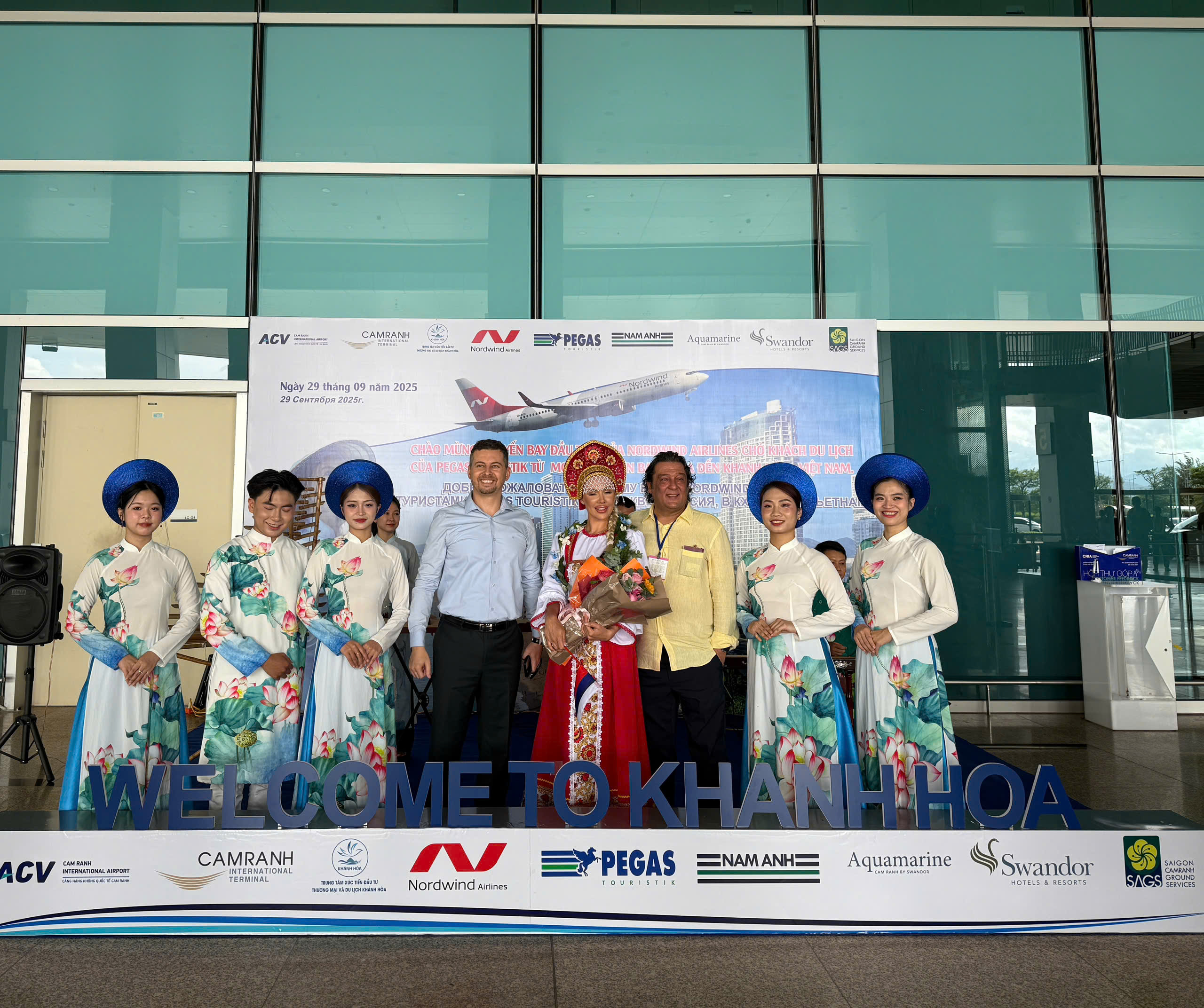 ក្រុមហ៊ុនអាកាសចរណ៍ Nordwind នាំភ្ញៀវទេសចររុស្ស៊ីទៅកាន់ Khanh Hoa បន្ទាប់ពីផ្អាករយៈពេល ៥ ឆ្នាំ - រូបថត ២. Hàng không Nordwind đưa khách Nga đến Khánh Hòa sau 5 năm tạm ngưng- Ảnh 2.