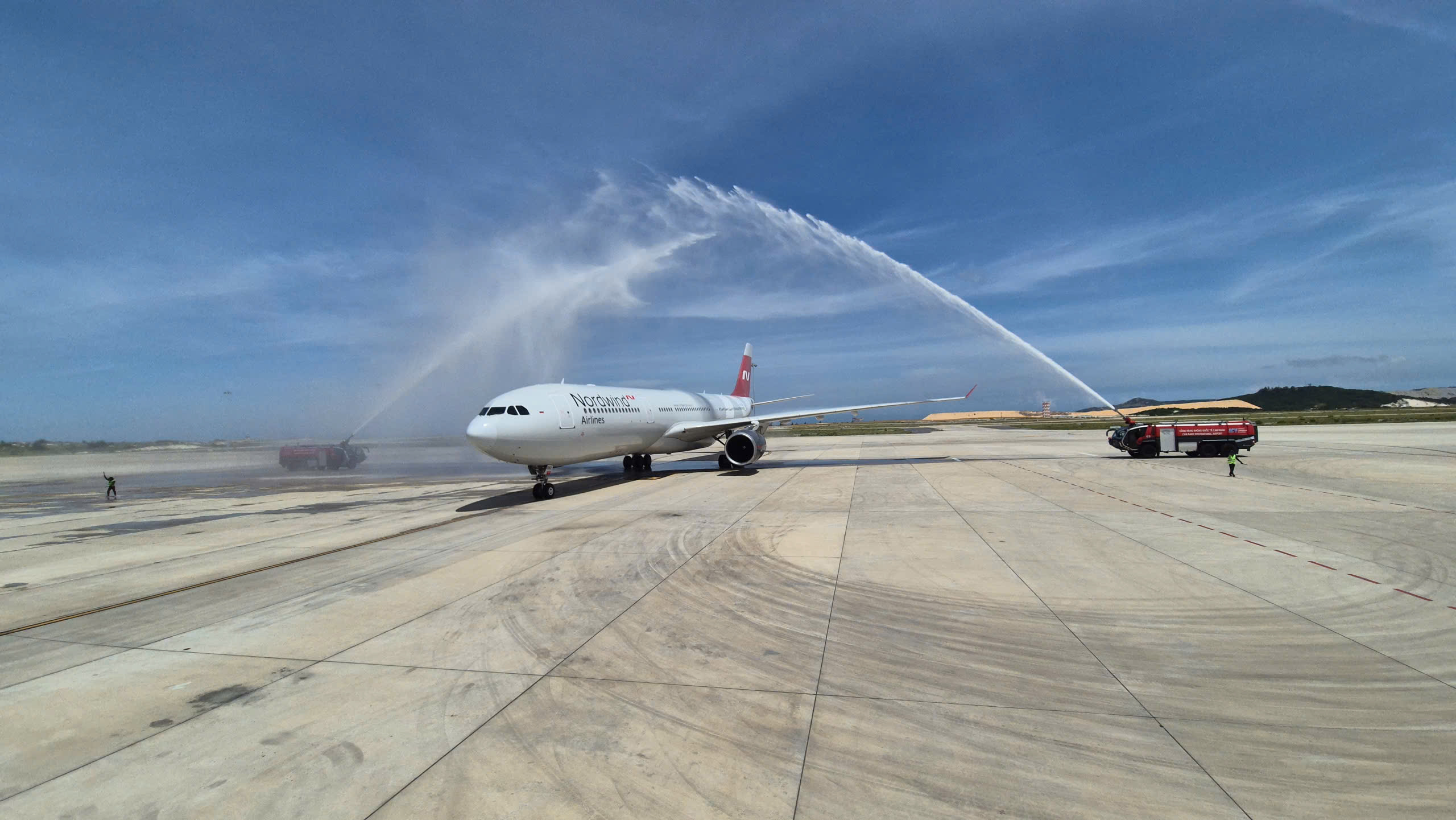 ក្រុមហ៊ុនអាកាសចរណ៍ Nordwind នាំភ្ញៀវទេសចររុស្ស៊ីទៅកាន់ Khanh Hoa បន្ទាប់ពីផ្អាករយៈពេល ៥ ឆ្នាំ - រូបថត ១. Hàng không Nordwind đưa khách Nga đến Khánh Hòa sau 5 năm tạm ngưng- Ảnh 1.