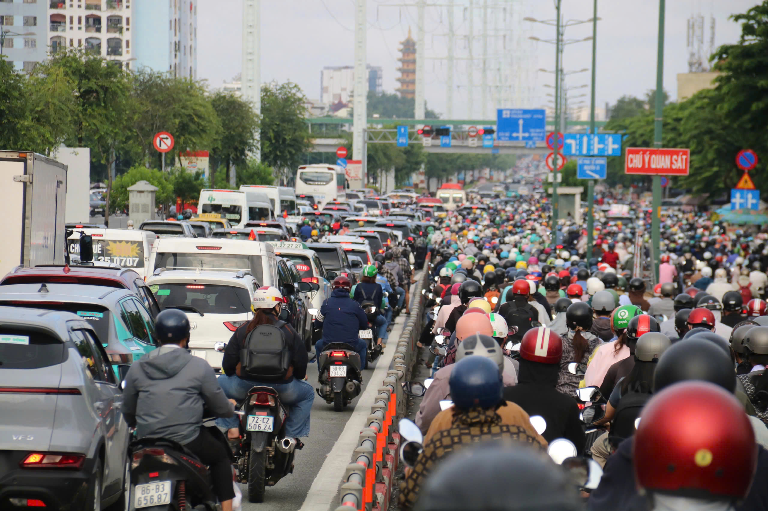 Rốt ráo xử lý kẹt xe- Ảnh 1. Rốt ráo xử lý kẹt xe- Ảnh 1.