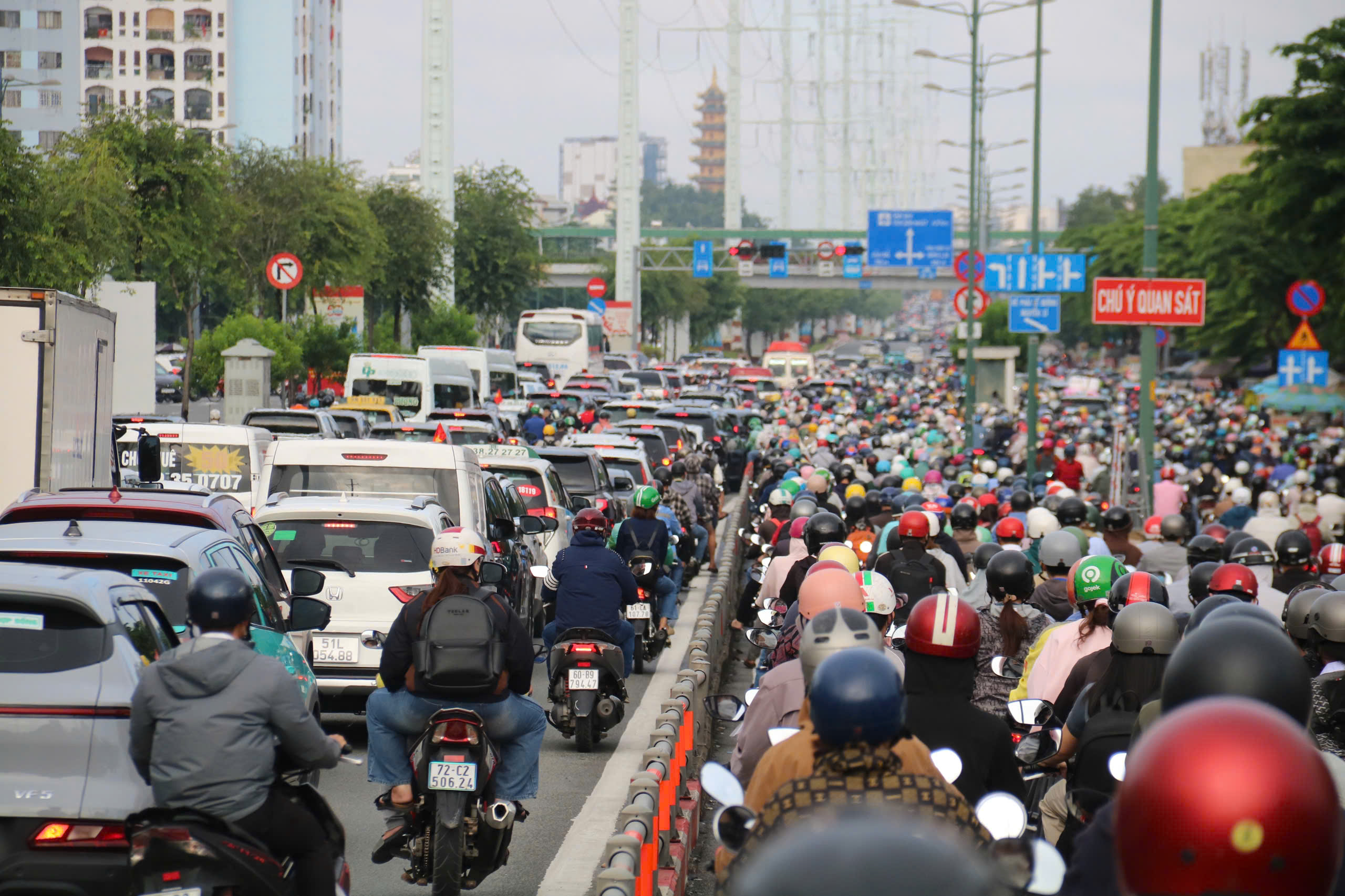 Ùn tắc giao thông ngày 3 - 9 tại TP HCM: Người dân chật vật trở lại làm việc - Ảnh 6. Ùn tắc giao thông ngày 3 - 9 tại TP HCM: Người dân chật vật trở lại làm việc - Ảnh 6.