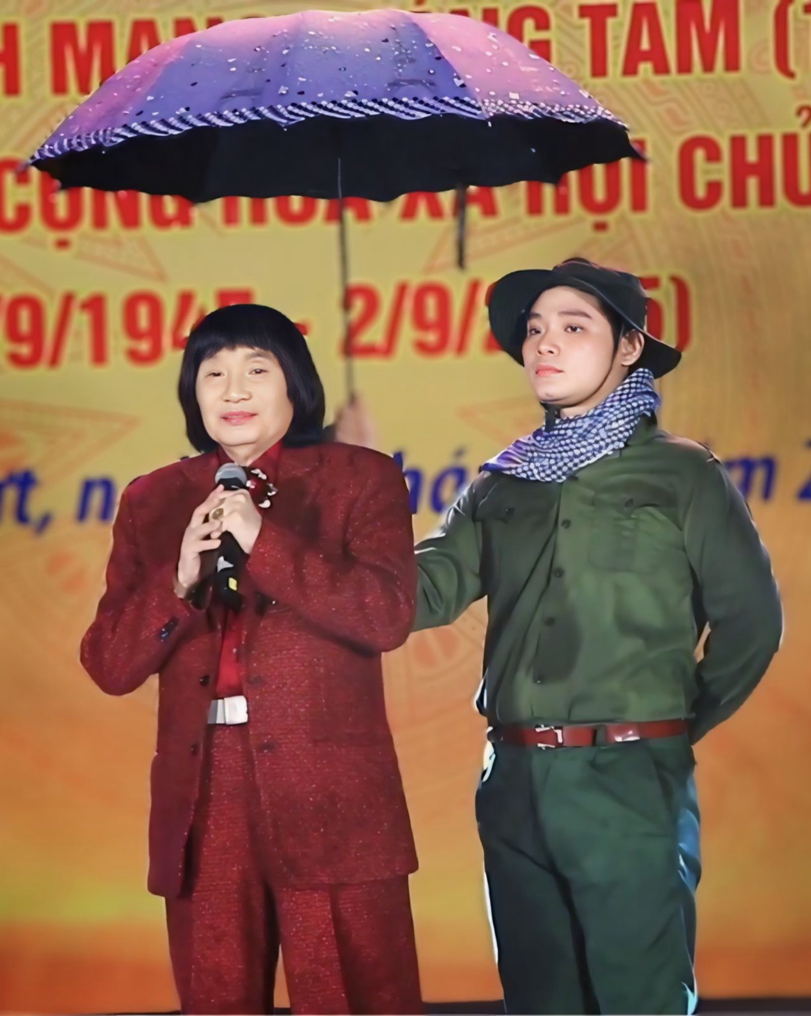NSND Minh Vương hòa cùng khí phách dân tộc trong đêm mưa tại Bình Chánh- Ảnh 2. NSND Minh Vương hòa cùng khí phách dân tộc trong đêm mưa tại Bình Chánh- Ảnh 2.