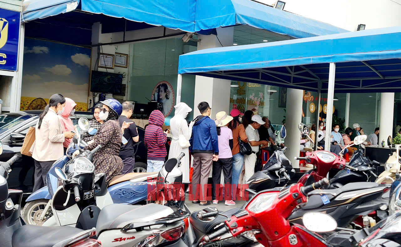 Khó mua vàng miếng SJC , khách hàng đổ xô mua vàng nhẫn tại TP HCM - Ảnh 2. Khó mua vàng miếng SJC , khách hàng đổ xô mua vàng nhẫn tại TP HCM - Ảnh 2.