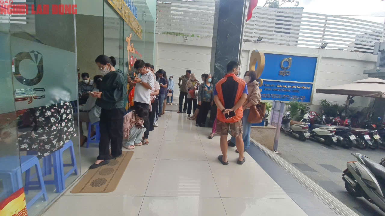 Khó mua vàng miếng SJC , khách hàng đổ xô mua vàng nhẫn tại TP HCM - Ảnh 4. Khó mua vàng miếng SJC , khách hàng đổ xô mua vàng nhẫn tại TP HCM - Ảnh 4.