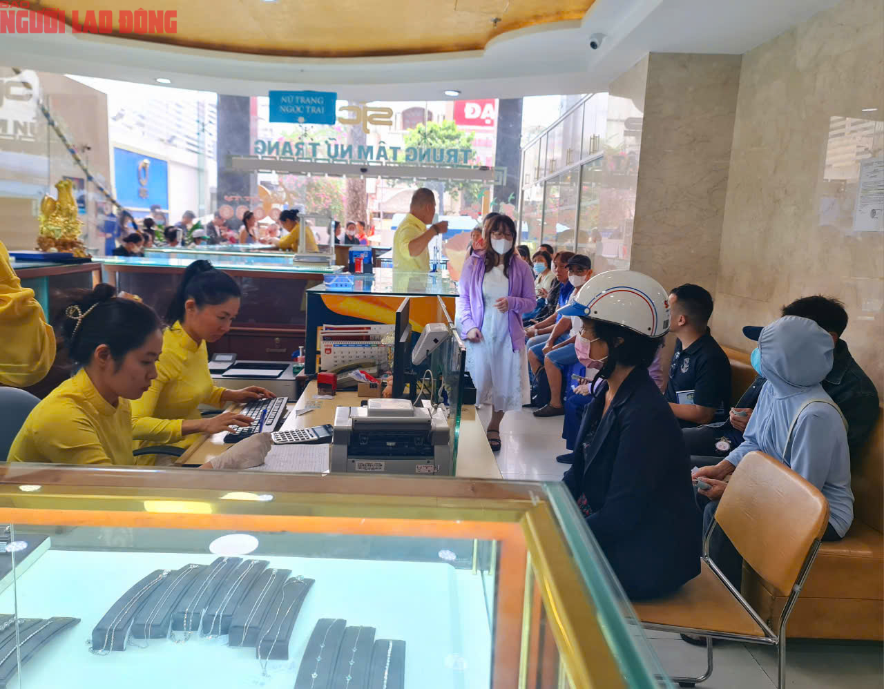 Khó mua vàng miếng SJC , khách hàng đổ xô mua vàng nhẫn tại TP HCM - Ảnh 5. Khó mua vàng miếng SJC , khách hàng đổ xô mua vàng nhẫn tại TP HCM - Ảnh 5.