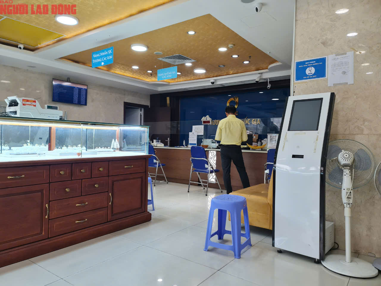 Khó mua vàng miếng SJC , khách hàng đổ xô mua vàng nhẫn tại TP HCM - Ảnh 6. Khó mua vàng miếng SJC , khách hàng đổ xô mua vàng nhẫn tại TP HCM - Ảnh 6.