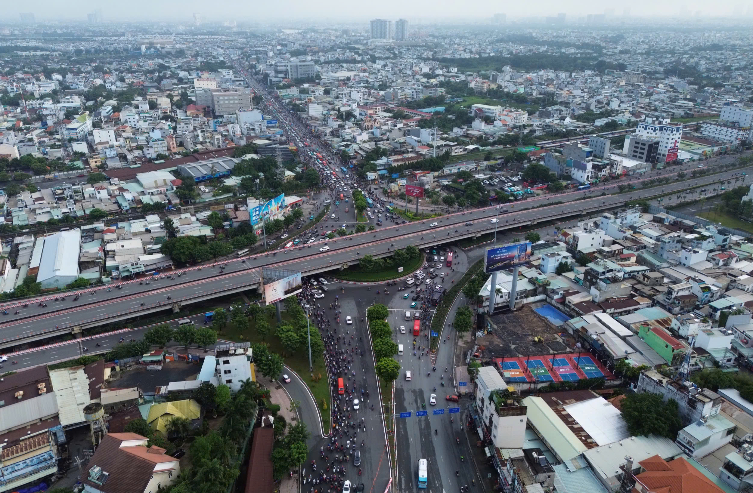 Ùn tắc giao thông ngày 3 - 9 tại TP HCM: Người dân chật vật trở lại làm việc - Ảnh 1. Ùn tắc giao thông ngày 3 - 9 tại TP HCM: Người dân chật vật trở lại làm việc - Ảnh 1.