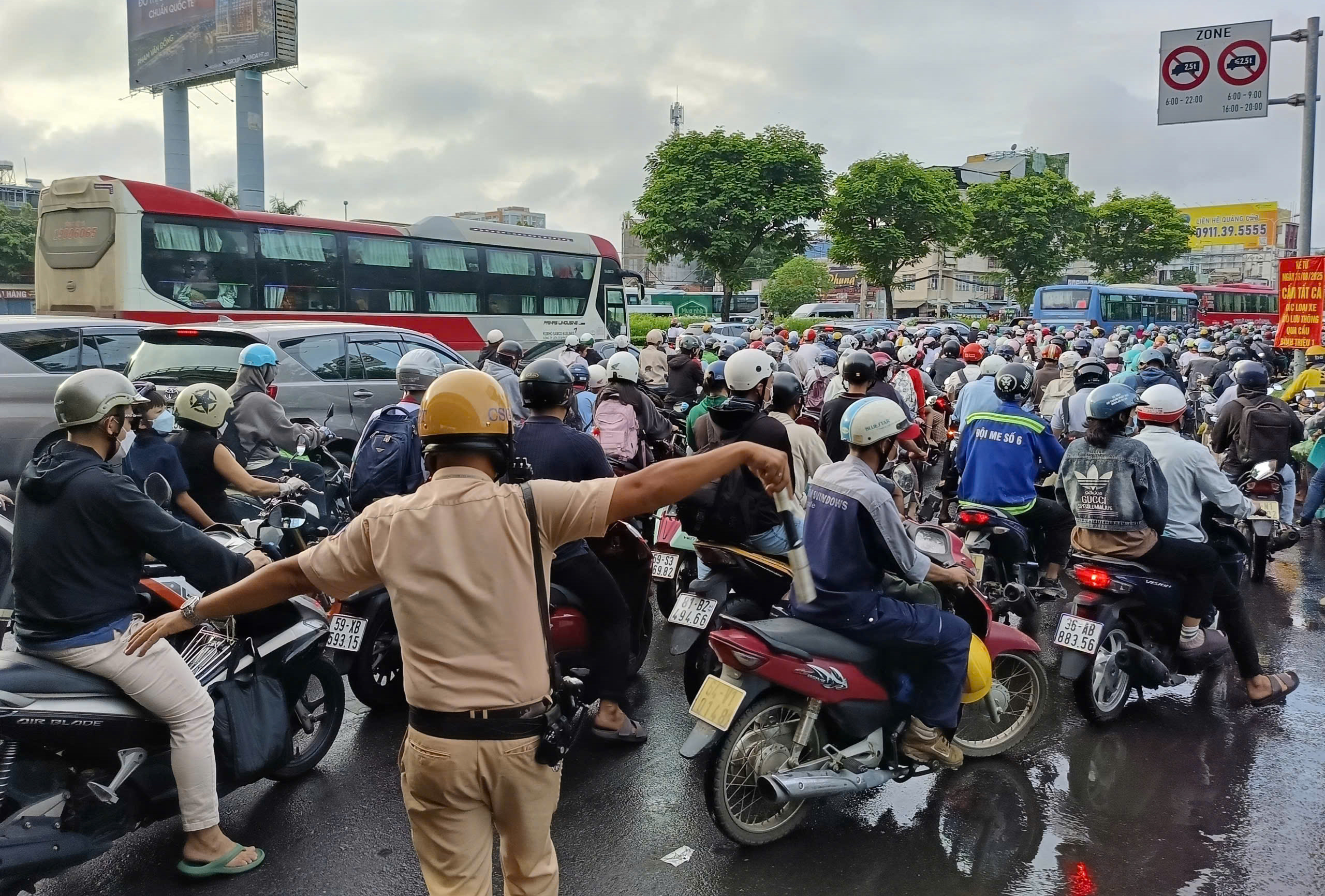 Ùn tắc giao thông ngày 3 - 9 tại TP HCM: Người dân chật vật trở lại làm việc - Ảnh 4. Ùn tắc giao thông ngày 3 - 9 tại TP HCM: Người dân chật vật trở lại làm việc - Ảnh 4.