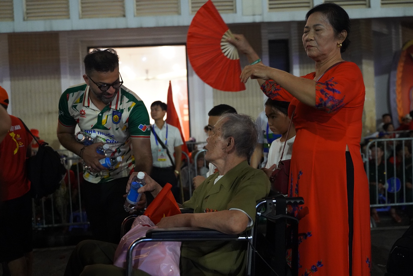 Những khoảnh khắc đẹp tại các trạm sức khỏe Pharmacity đồng hành cùng A80- Ảnh 1.