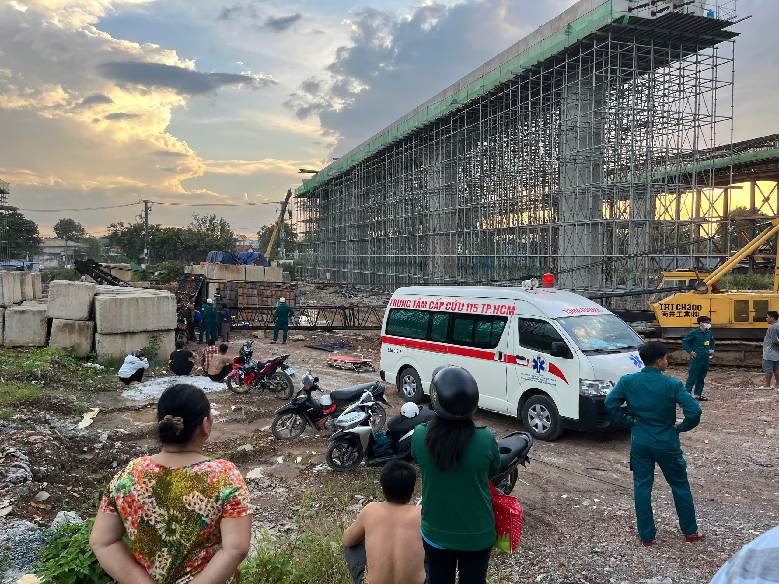 Sập cần cẩu ở phường Long Bình khiến 1 người tử vong Trong lúc sửa chữa - Ảnh 1. Sập cần cẩu ở phường Long Bình khiến 1 người tử vong Trong lúc sửa chữa - Ảnh 1.