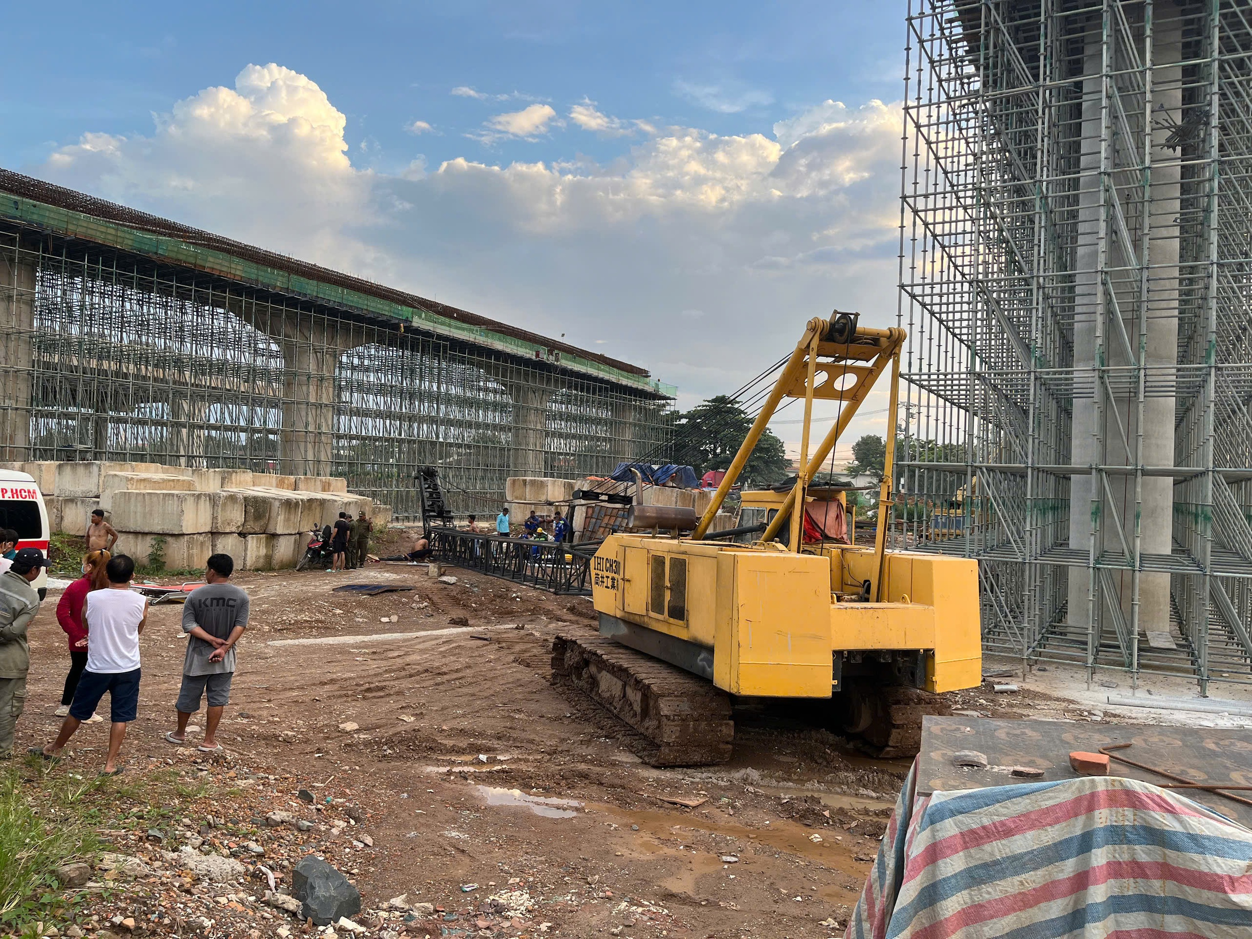 Sập cần cẩu ở phường Long Bình khiến 1 người tử vong Trong lúc sửa chữa - Ảnh 2. Sập cần cẩu ở phường Long Bình khiến 1 người tử vong Trong lúc sửa chữa - Ảnh 2.