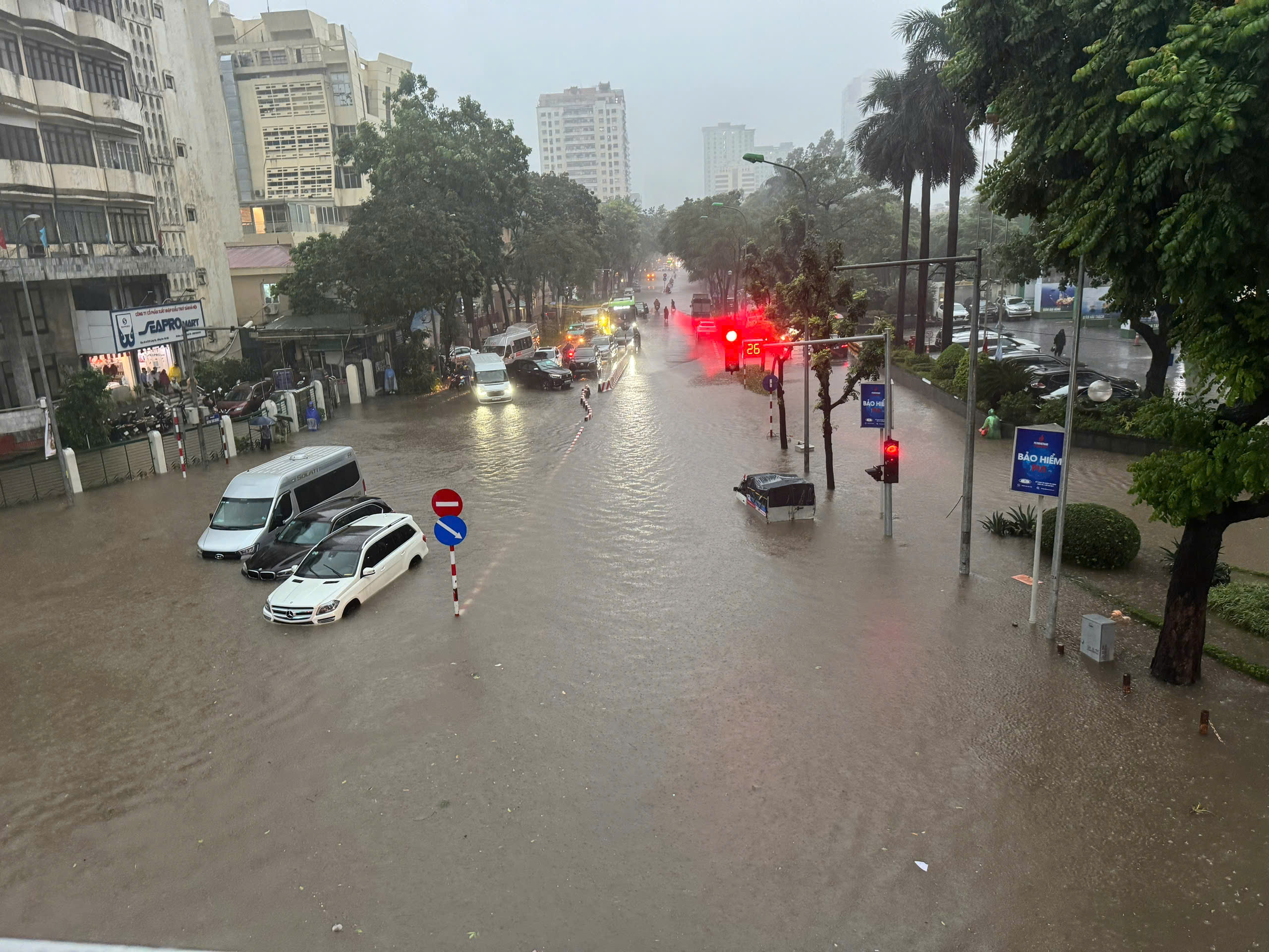 Ngập úng Hà Nội: Dân công sở phải đi bộ hoặc ở lại cơ quan vì mưa lớn - Ảnh 1.