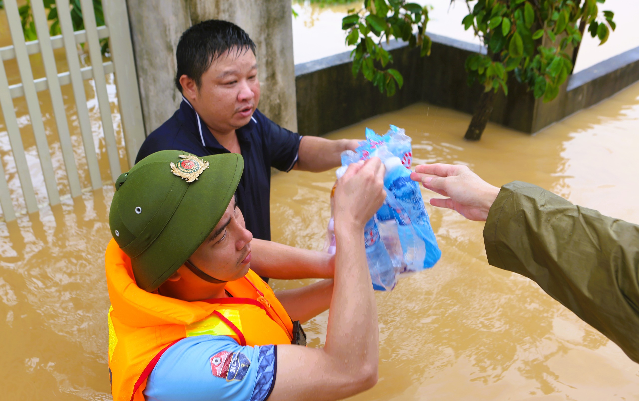 Những hình ảnh ấm áp tình người trong mưa bão của Công an Thanh Hóa - Ảnh 7.