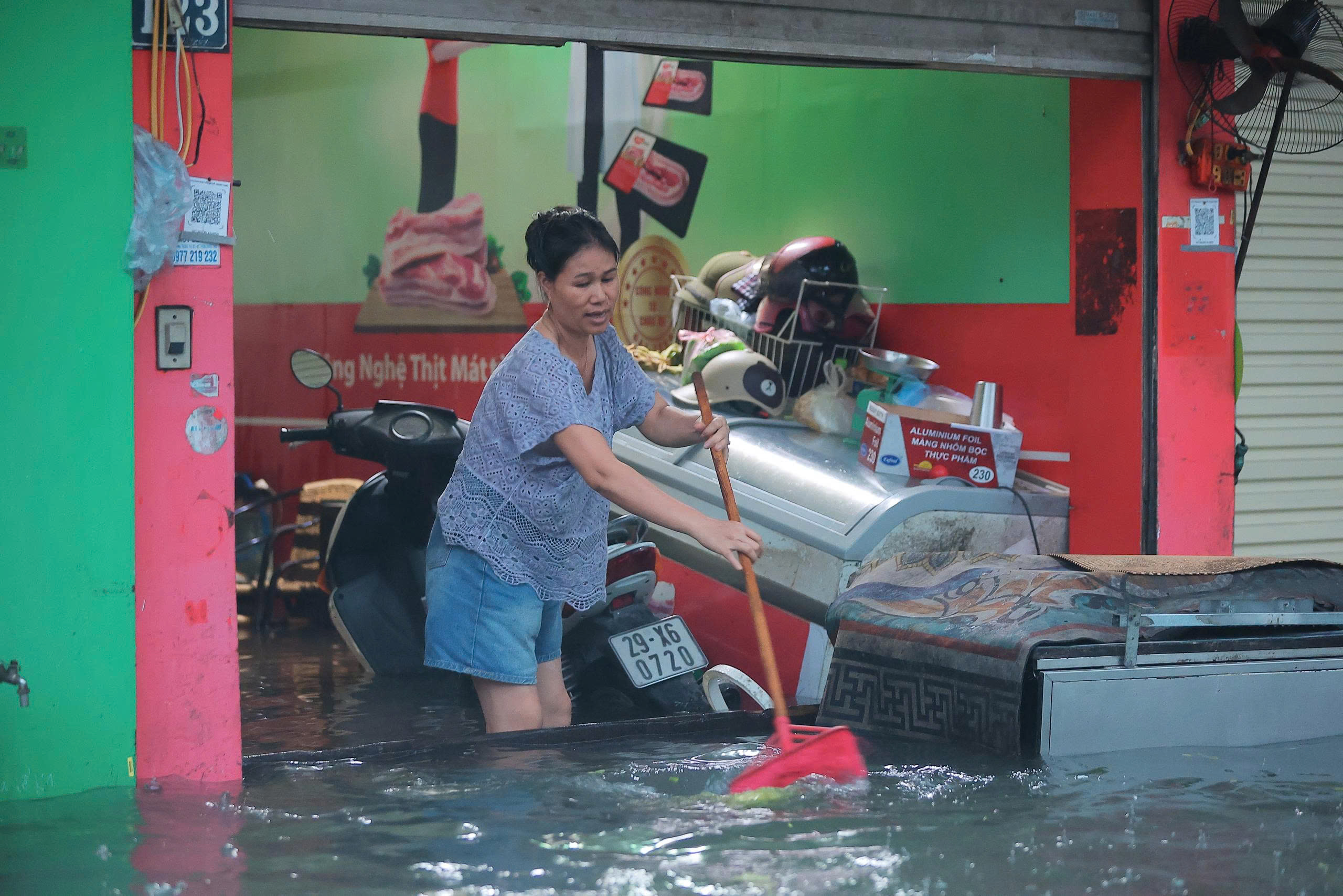 Ngập úng Hà Nội: Dân công sở phải đi bộ hoặc ở lại cơ quan vì mưa lớn - Ảnh 3.