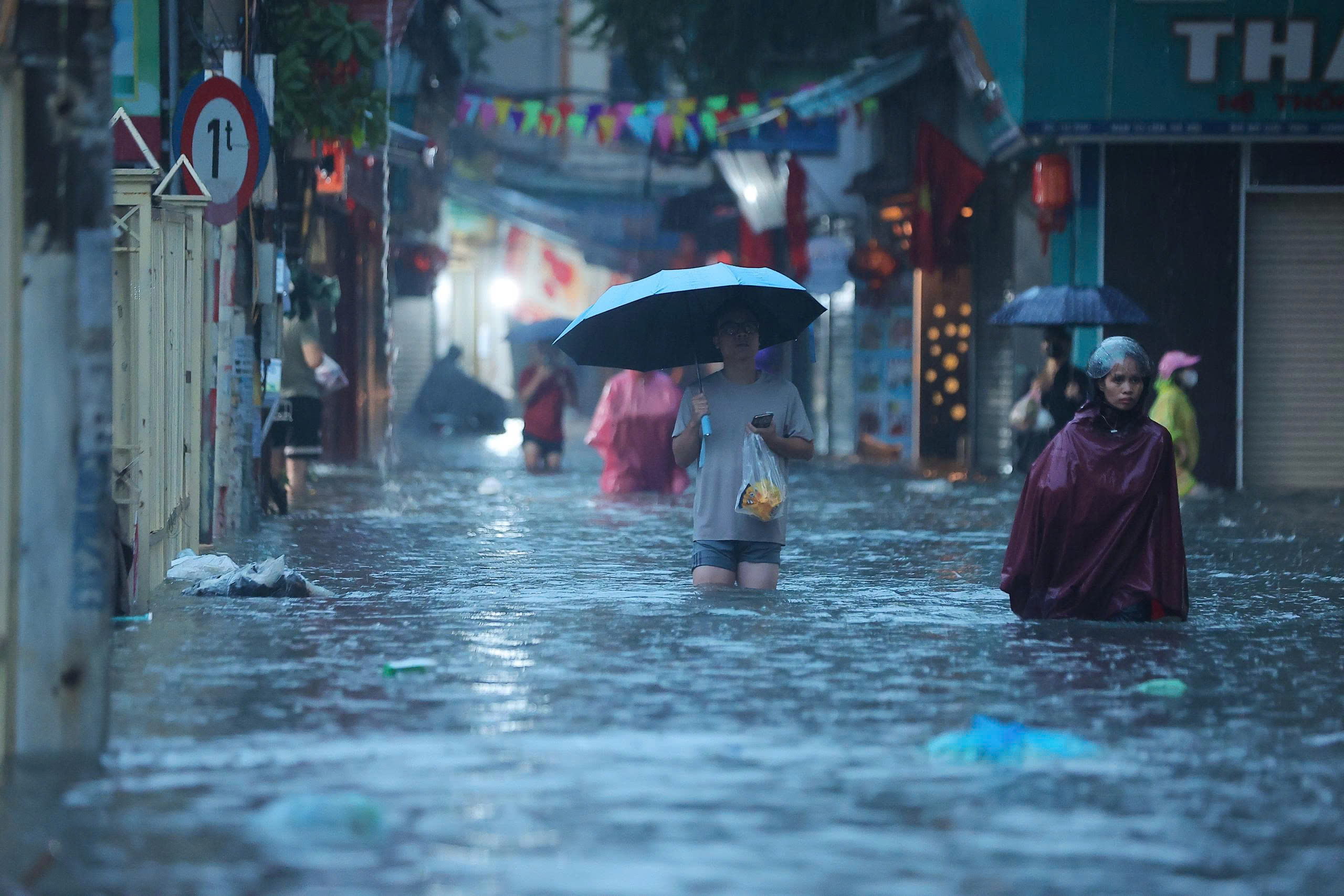 Ngập úng Hà Nội: Dân công sở phải đi bộ hoặc ở lại cơ quan vì mưa lớn - Ảnh 2.