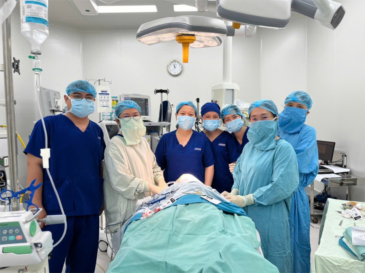 Đang chơi trước nhà bé trai 5 tuổi đột nhiên bị một vật nuôi tấn công - Ảnh 3.