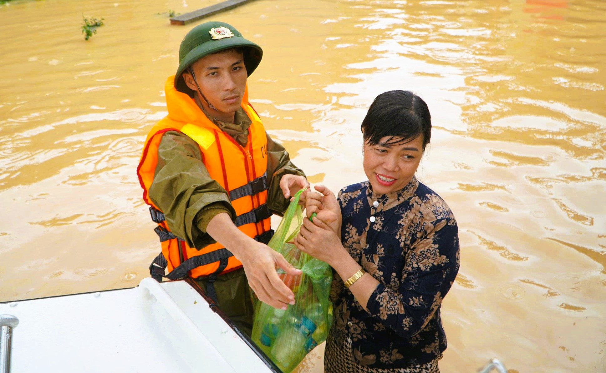 Những hình ảnh ấm áp tình người trong mưa bão của Công an Thanh Hóa - Ảnh 8.