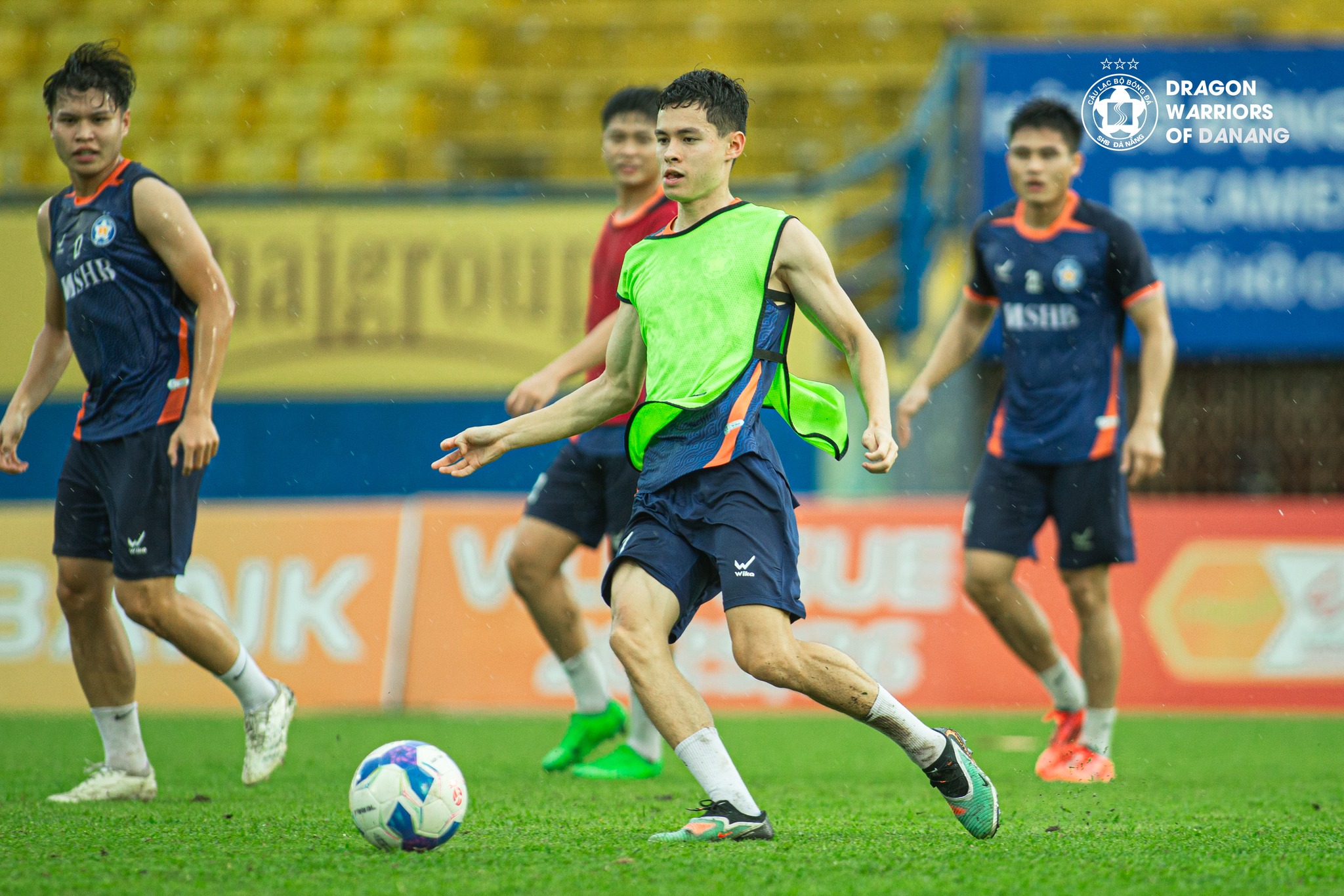 U23 វៀតណាមបន្តធ្វើតេស្តកីឡាករវៀតណាមនៅក្រៅប្រទេស - រូបថត ៤. U23 Việt Nam tiếp tục thử nghiệm cầu thủ Việt kiều- Ảnh 4.