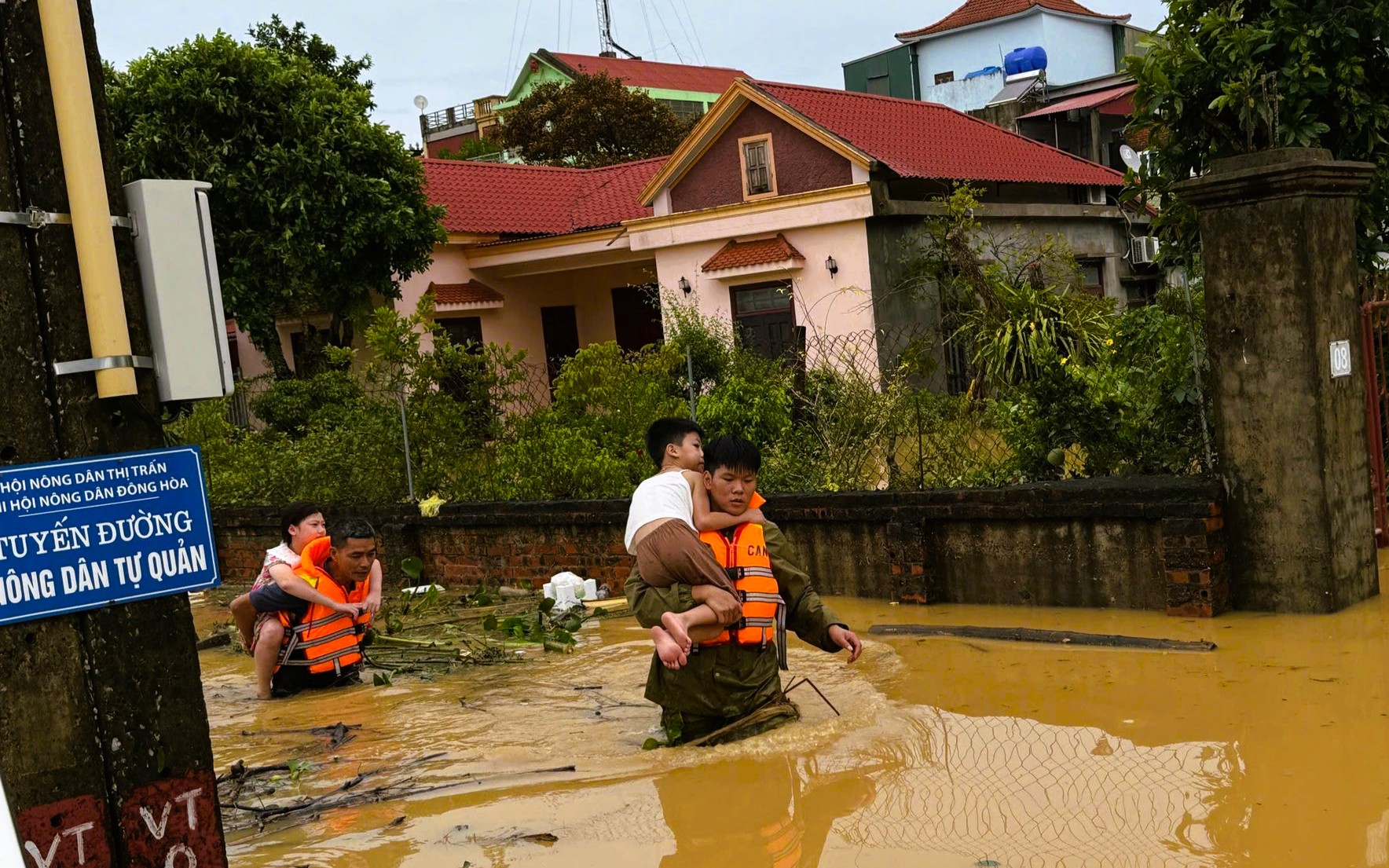 Những hình ảnh ấm áp tình người trong mưa bão của Công an Thanh Hóa - Ảnh 20.