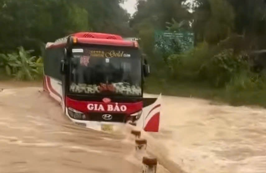 VIDEO: Xe khách chở 15 người đột ngột chết máy, mắc kẹt giữa dòng nước lũ cuồn cuộn- Ảnh 2.