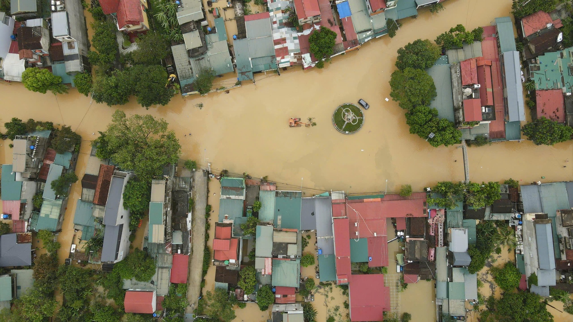 Bão số 10 Bualoi: 51 người chết, mất tích, mất liên lạc, thiệt hại 8.016 tỉ đồng- Ảnh 1.