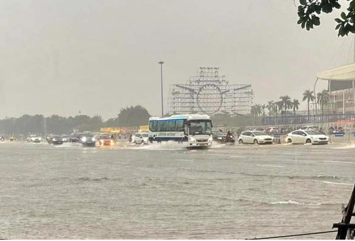 ໄພນ້ຳຖ້ວມຢ່າງຮ້າຍແຮງຢູ່ຮ່າໂນ້ຍເຮັດໃຫ້ການສັນຈອນແອອັດໃນວັນທີ 30/9 - ພາບທີ 1. Hà Nội ngập lụt nghiêm trọng gây tắc nghẽn giao thông ngày 30 - 9 - Ảnh 1.