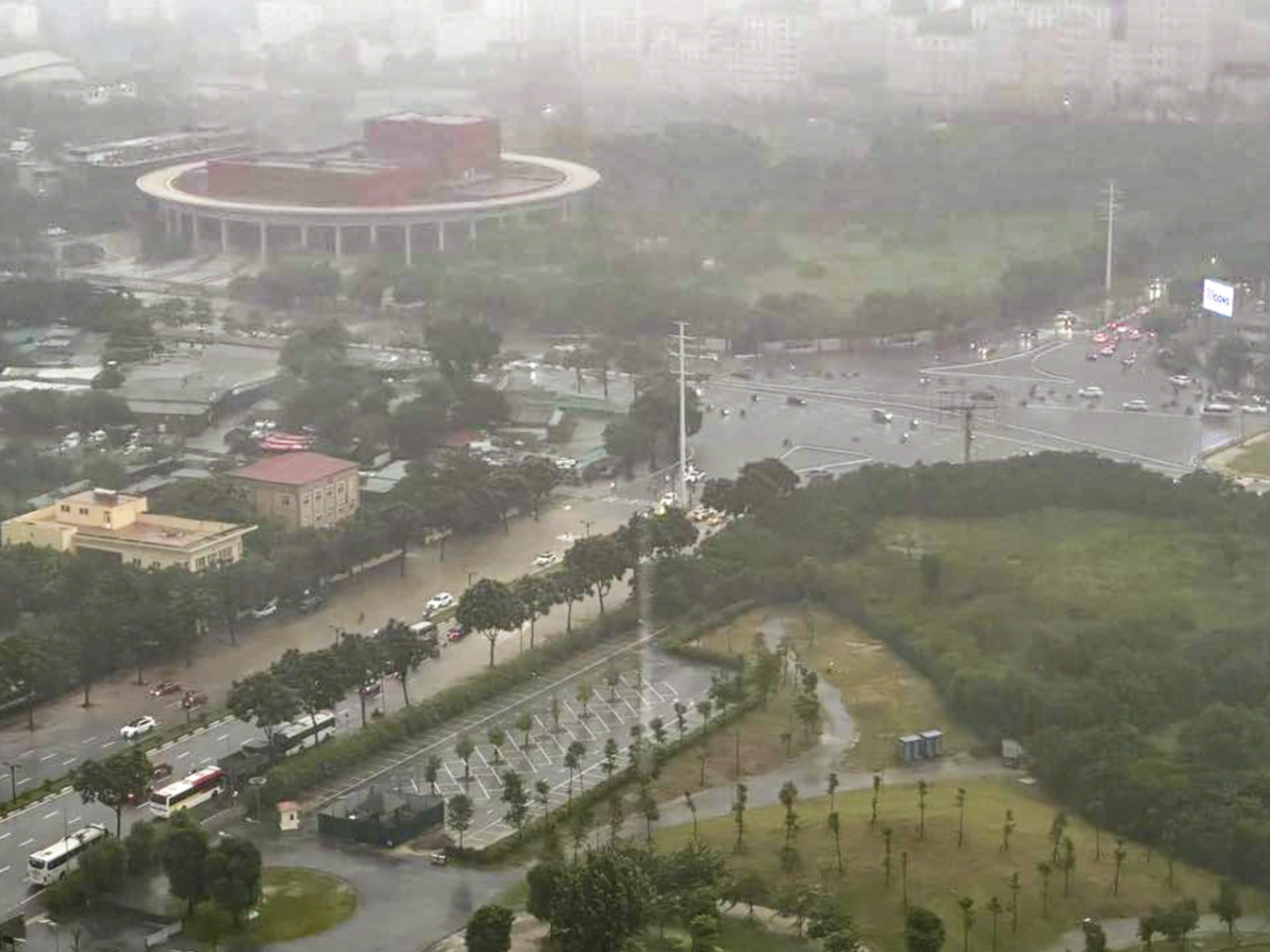 ວັນທີ 30/9, ໄພນ້ຳຖ້ວມຢ່າງຮ້າຍແຮງຢູ່ຮ່າໂນ້ຍ ເຮັດໃຫ້ການສັນຈອນແອອັດ - ຮູບທີ 2. Hà Nội ngập lụt nghiêm trọng gây tắc nghẽn giao thông ngày 30 - 9 - Ảnh 2.