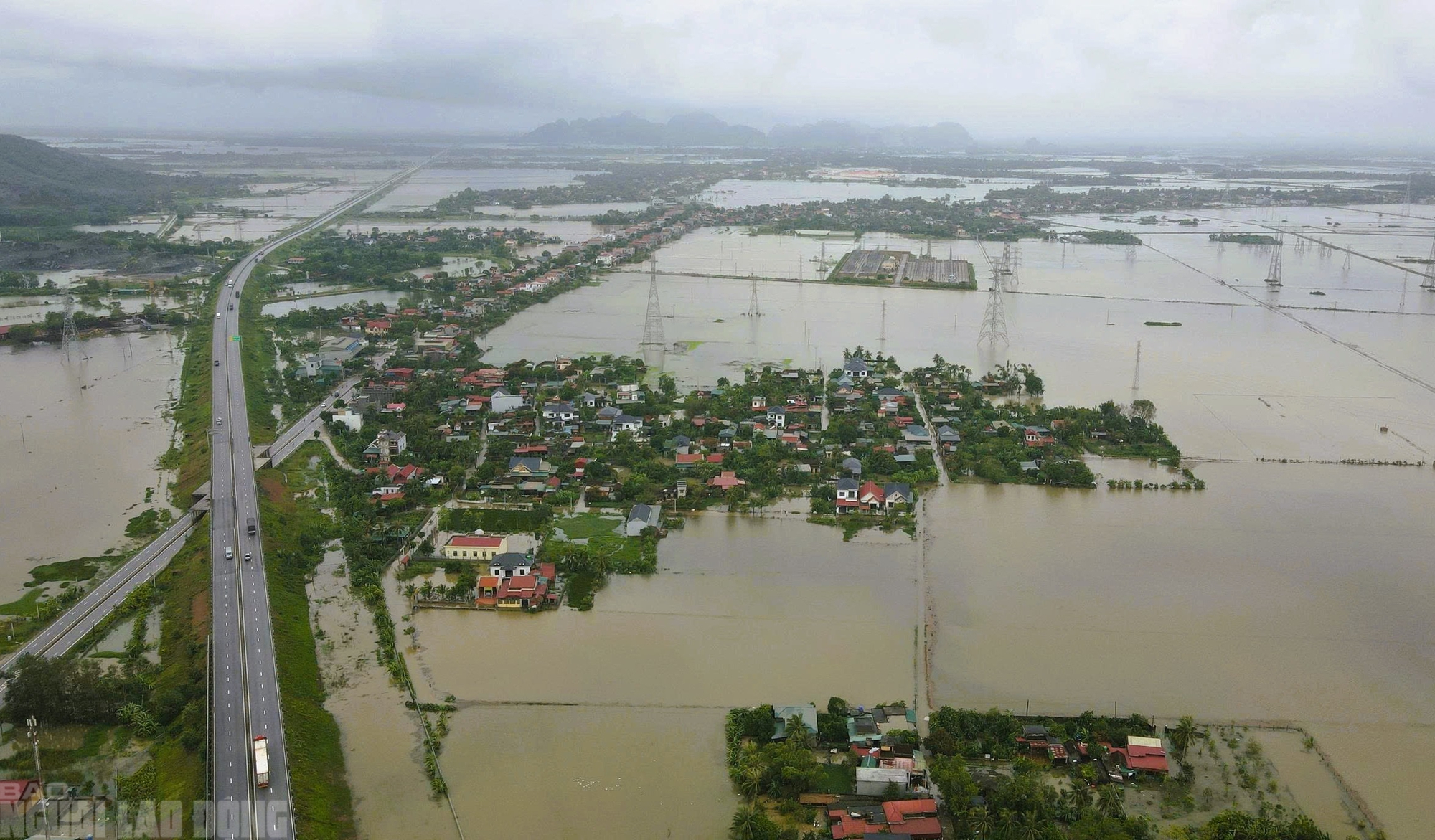 Một xã ở Thanh Hóa có hơn 3.000 ngôi nhà chìm trong biển nước- Ảnh 7.