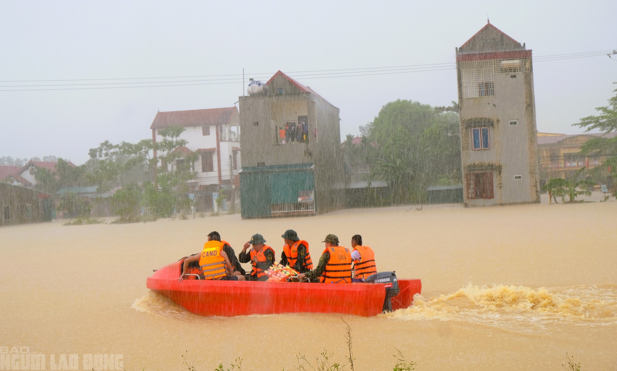 Những hình ảnh ấm áp tình người trong mưa bão của Công an Thanh Hóa - Ảnh 1.