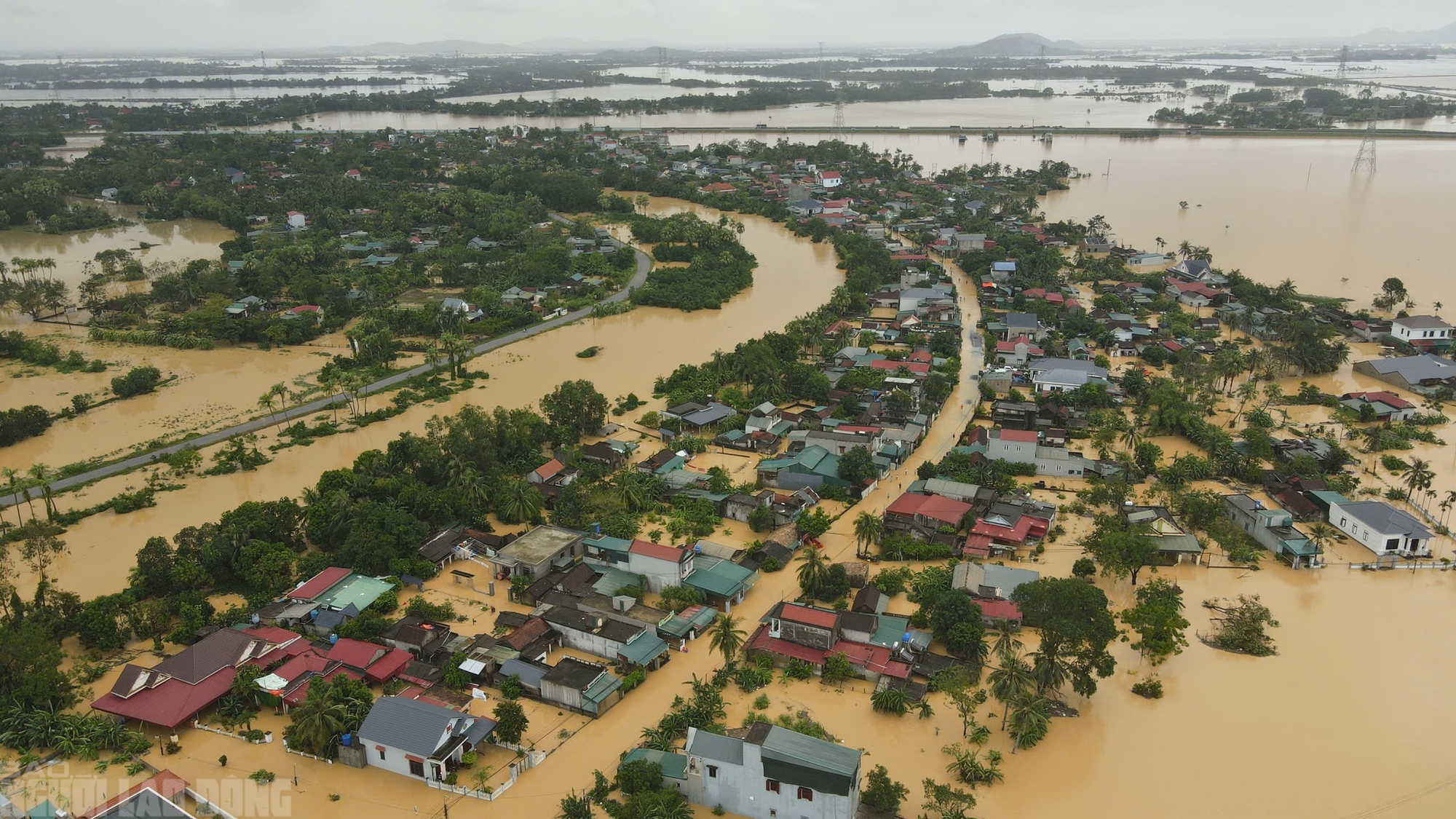 Những hình ảnh ấm áp tình người trong mưa bão của Công an Thanh Hóa - Ảnh 2.