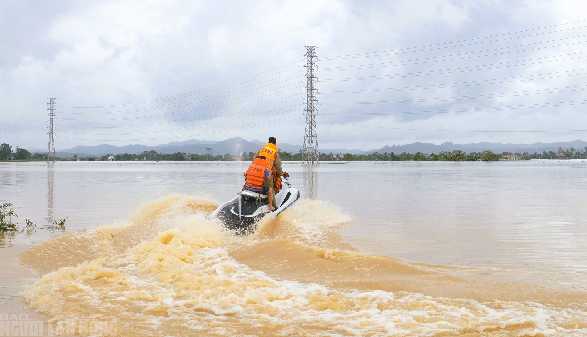 Những hình ảnh ấm áp tình người trong mưa bão của Công an Thanh Hóa - Ảnh 3.