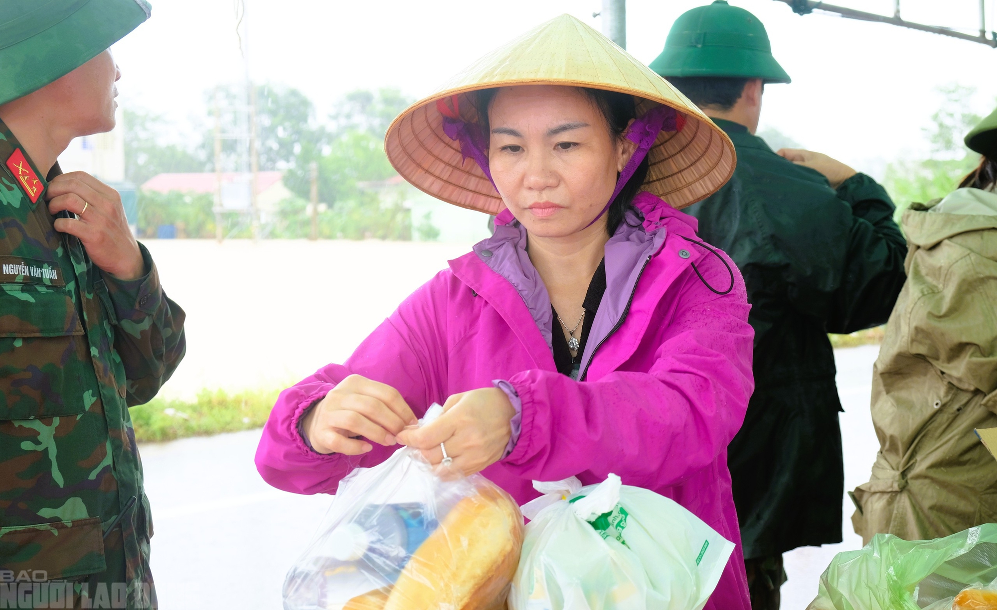 Những hình ảnh ấm áp tình người trong mưa bão của Công an Thanh Hóa - Ảnh 12.