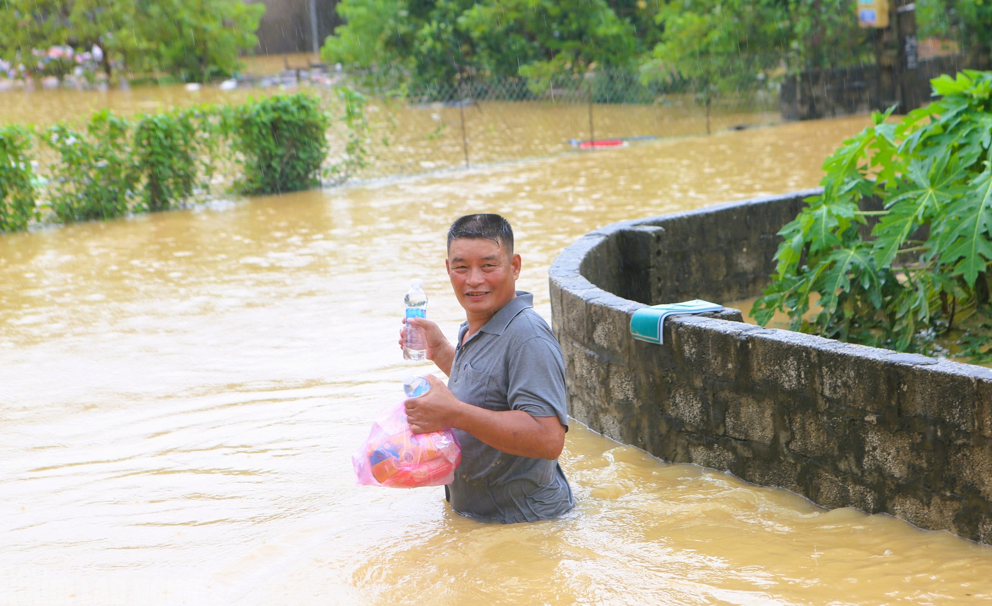 Những hình ảnh ấm áp tình người trong mưa bão của Công an Thanh Hóa - Ảnh 13.