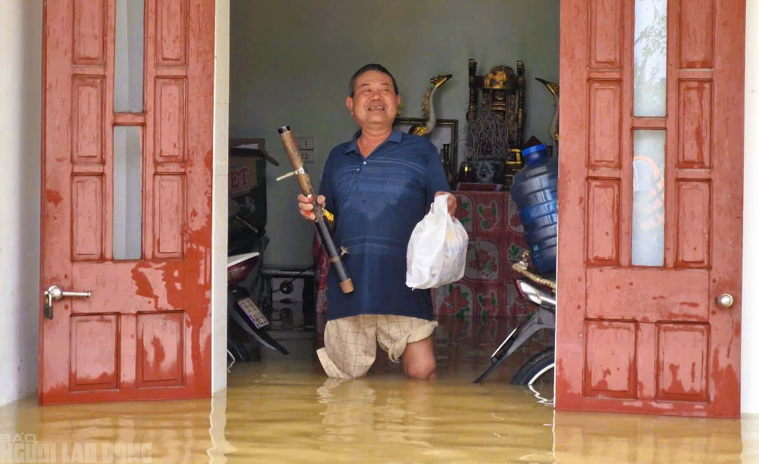 Những hình ảnh ấm áp tình người trong mưa bão của Công an Thanh Hóa - Ảnh 16.