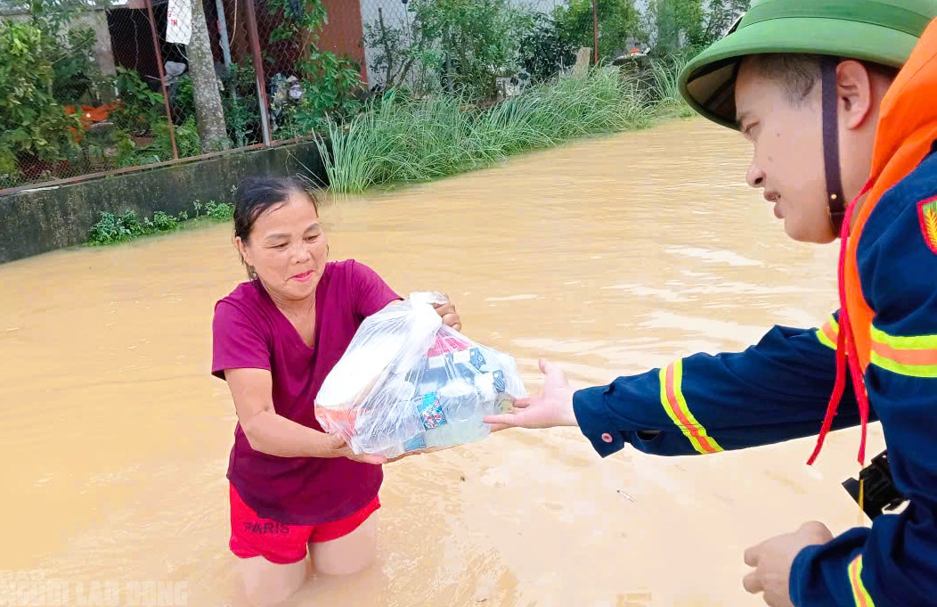 Những hình ảnh ấm áp tình người trong mưa bão của Công an Thanh Hóa - Ảnh 17.