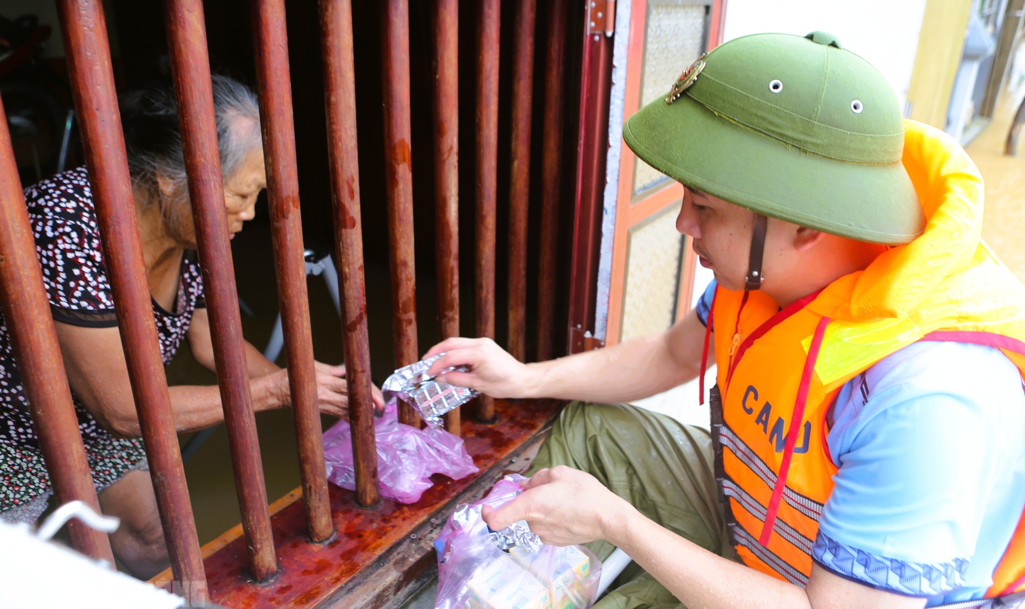 Những hình ảnh ấm áp tình người trong mưa bão của Công an Thanh Hóa - Ảnh 14.