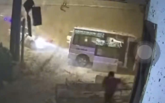 VIDEO: Xe khách chở 15 người đột ngột chết máy, mắc kẹt giữa dòng nước lũ cuồn cuộn- Ảnh 1.