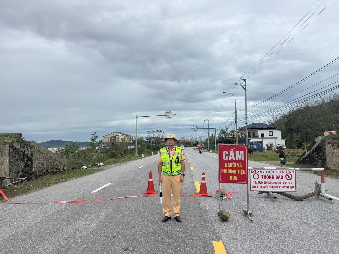 Hà Tĩnh: Quốc lộ 1 ngập sâu hơn 1m, gần 79.000 ngôi nhà bị hư hỏng do bão số 10 - Ảnh 3.