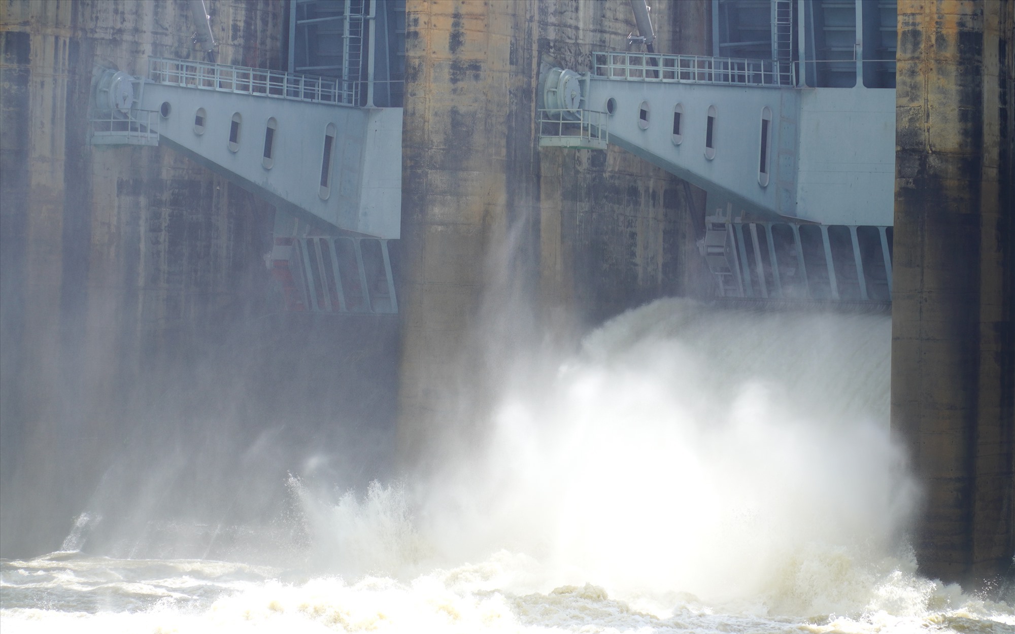 Thủy điện Trị An mở cửa xả tràn thứ 4 , nguy cơ ngập hạ du sông Đồng Nai - Ảnh 2. Thủy điện Trị An mở cửa xả tràn thứ 4 , nguy cơ ngập hạ du sông Đồng Nai - Ảnh 2.