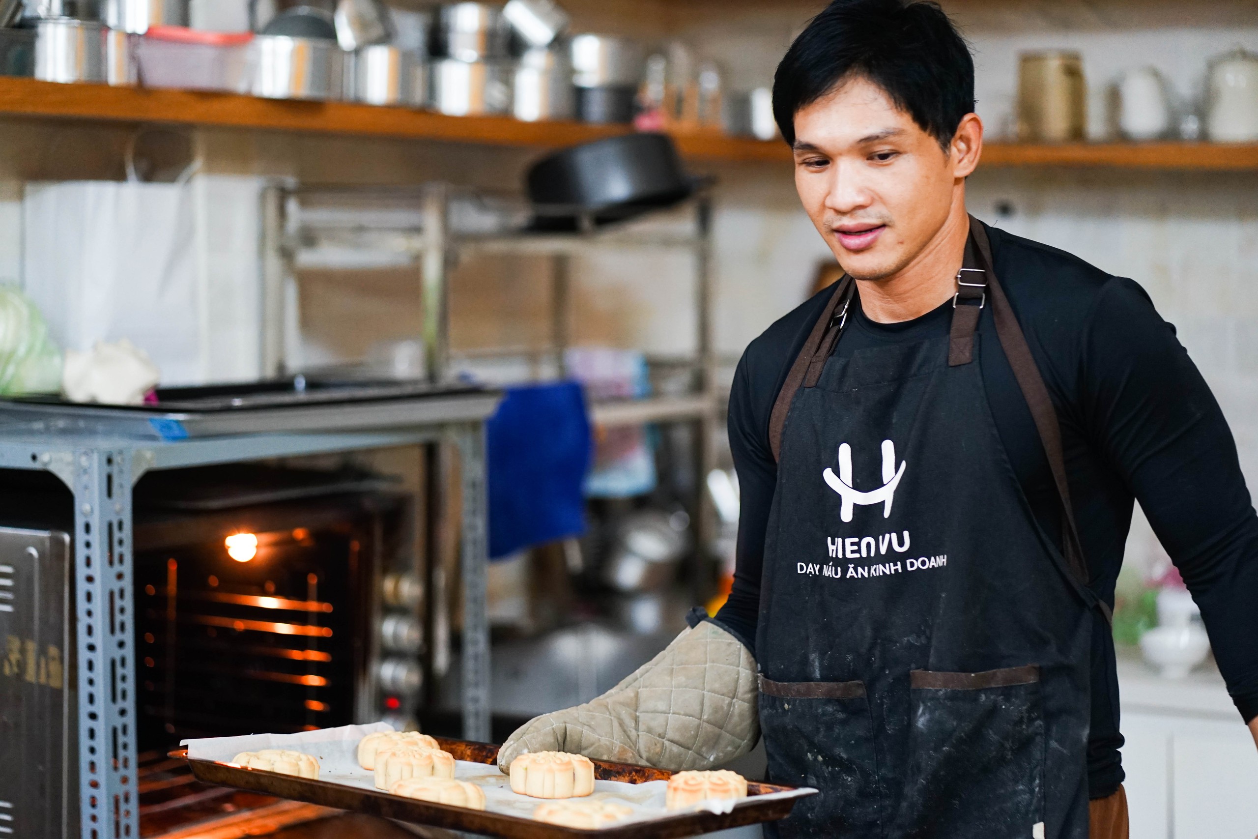 Giảng viên 10 năm làm bánh trung thu tặng bệnh nhi suy thận: "Tôi không muốn các bé cô đơn!" - Ảnh 7.