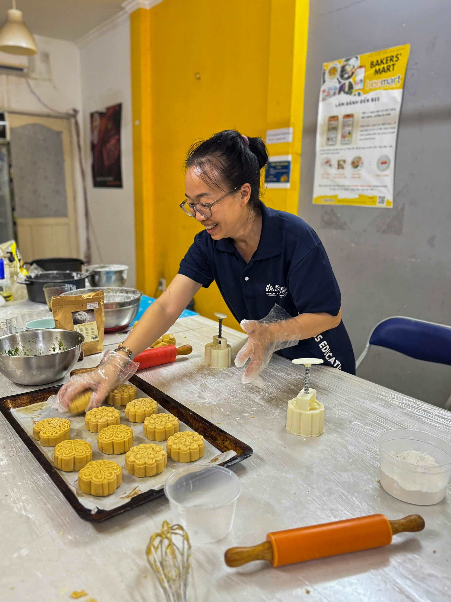 Giảng viên 10 năm làm bánh trung thu tặng bệnh nhi suy thận: "Tôi không muốn các bé cô đơn!" - Ảnh 3.