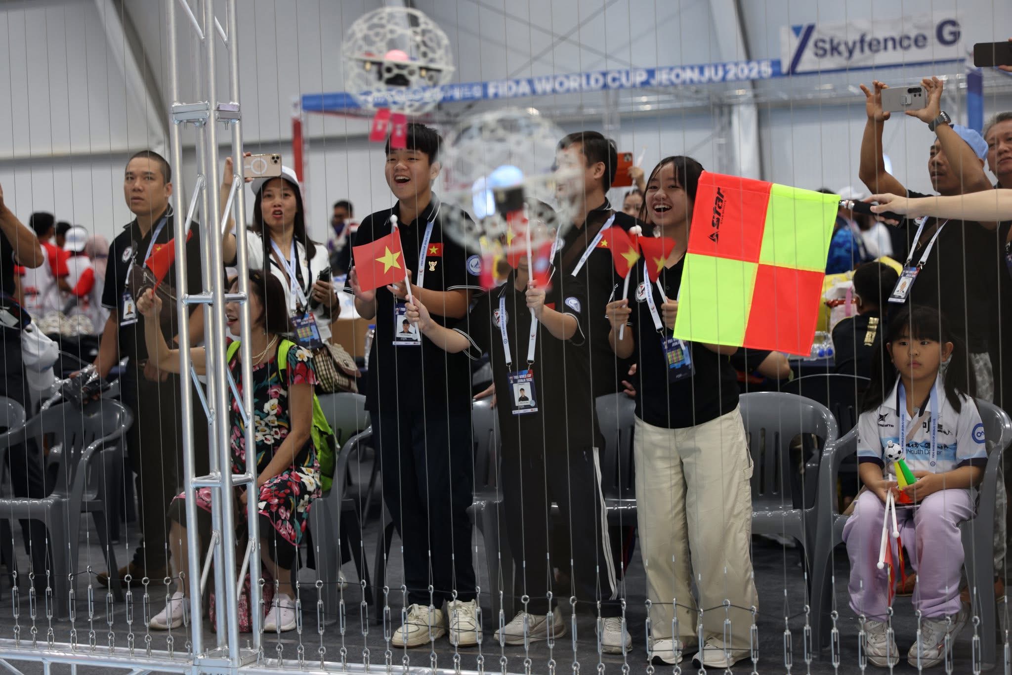 Lần đầu tiên đội tuyển DroneSoccer Việt Nam giành giải thưởng tại FIDA WorldCup - Ảnh 4.