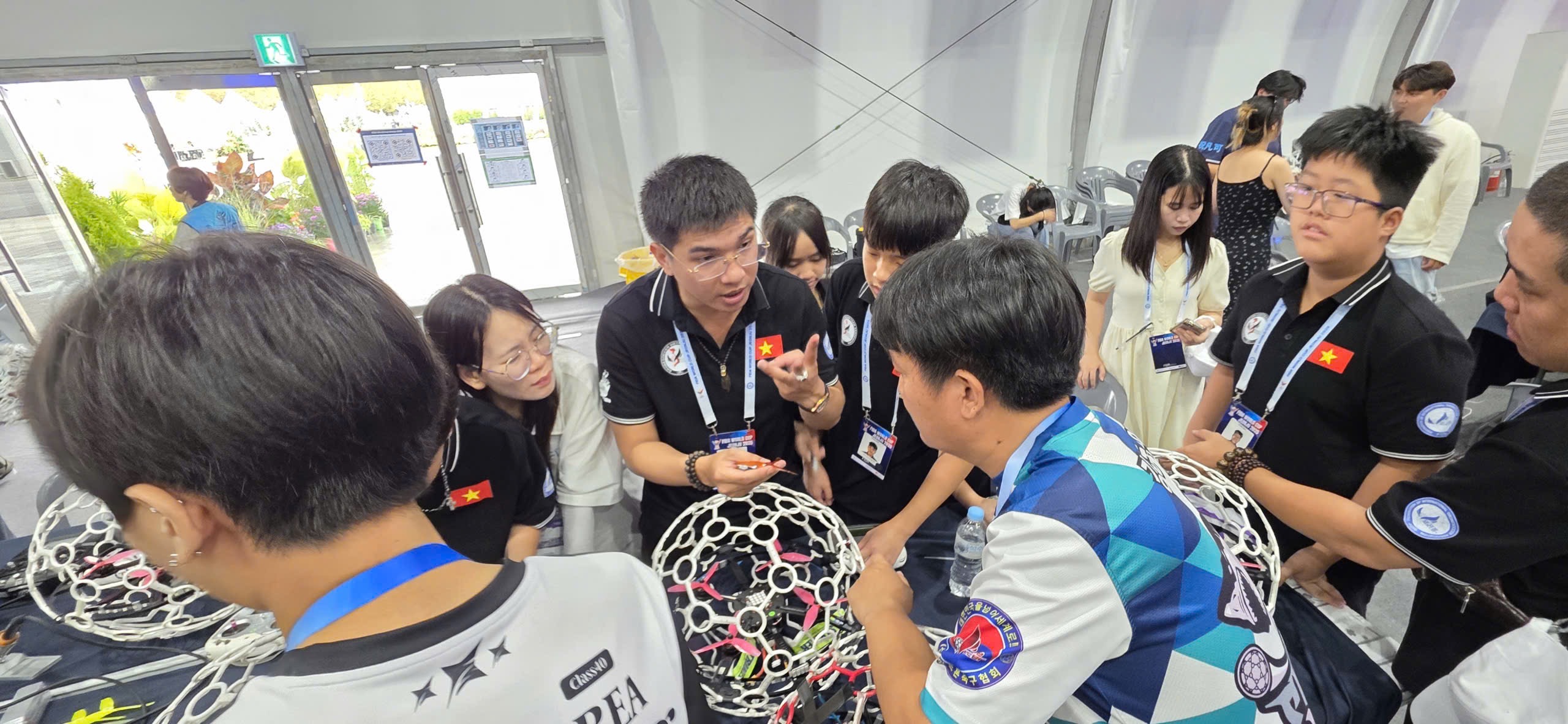 Lần đầu tiên đội tuyển DroneSoccer Việt Nam giành giải thưởng tại FIDA WorldCup - Ảnh 2.