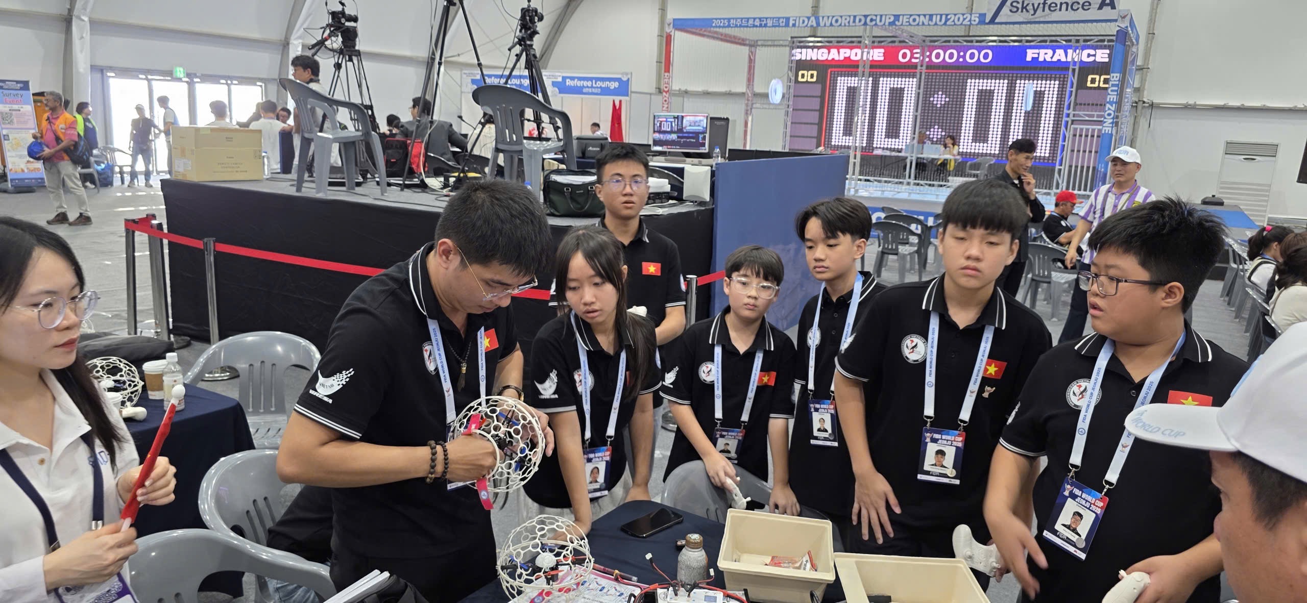 Lần đầu tiên đội tuyển DroneSoccer Việt Nam giành giải thưởng tại FIDA WorldCup - Ảnh 1.