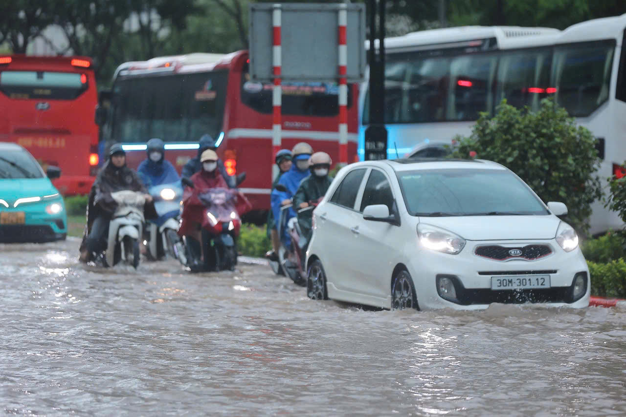Hà Nội nhiều điểm ngập sâu do mưa lớn, giao thông ùn tắc - Ảnh 8.