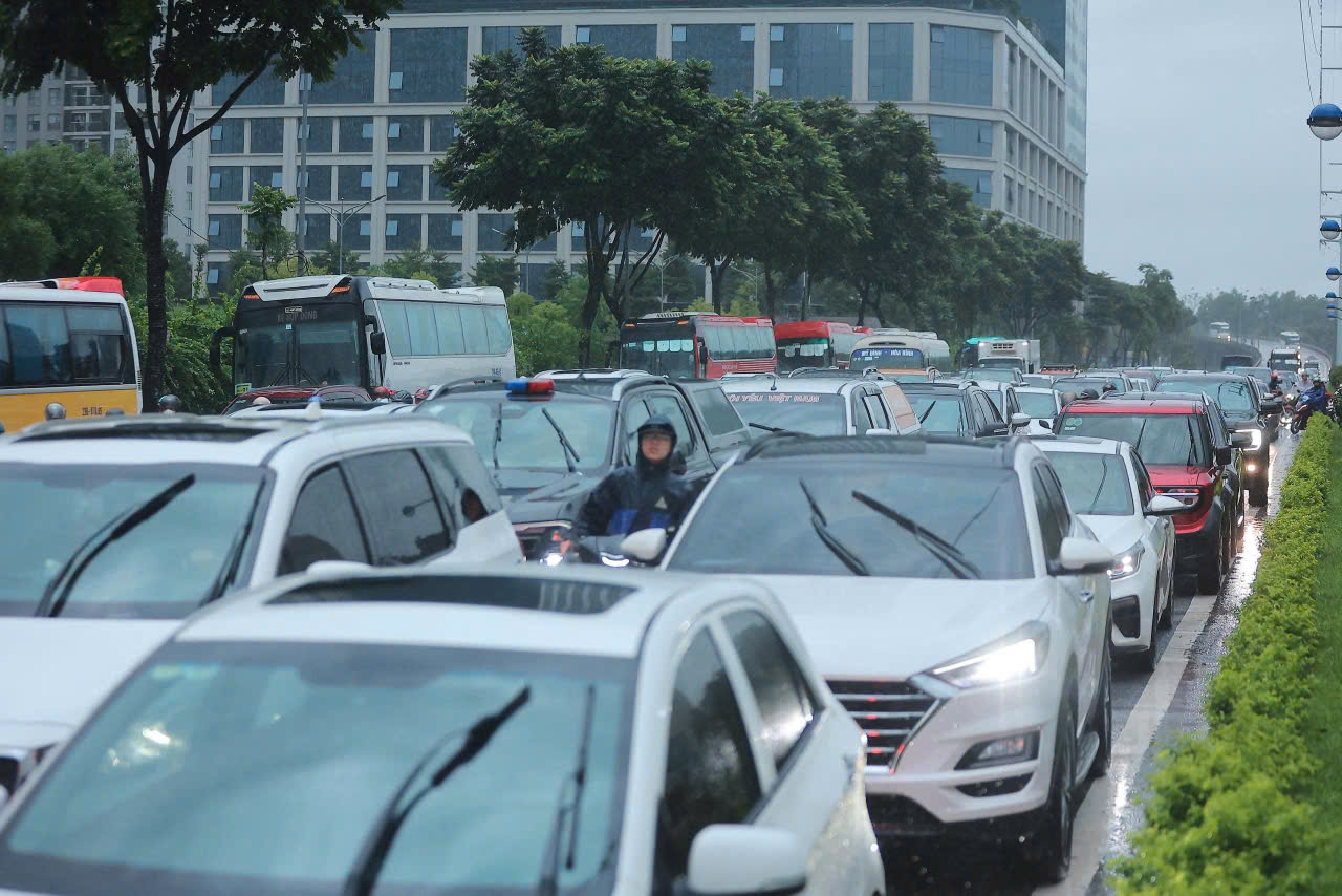 Hà Nội nhiều điểm ngập sâu do mưa lớn, giao thông ùn tắc - Ảnh 7.