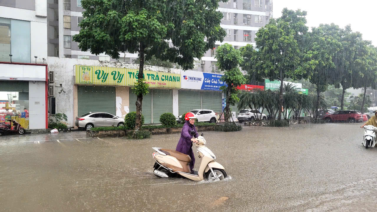 Hà Nội nhiều điểm ngập sâu do mưa lớn, giao thông ùn tắc - Ảnh 4.