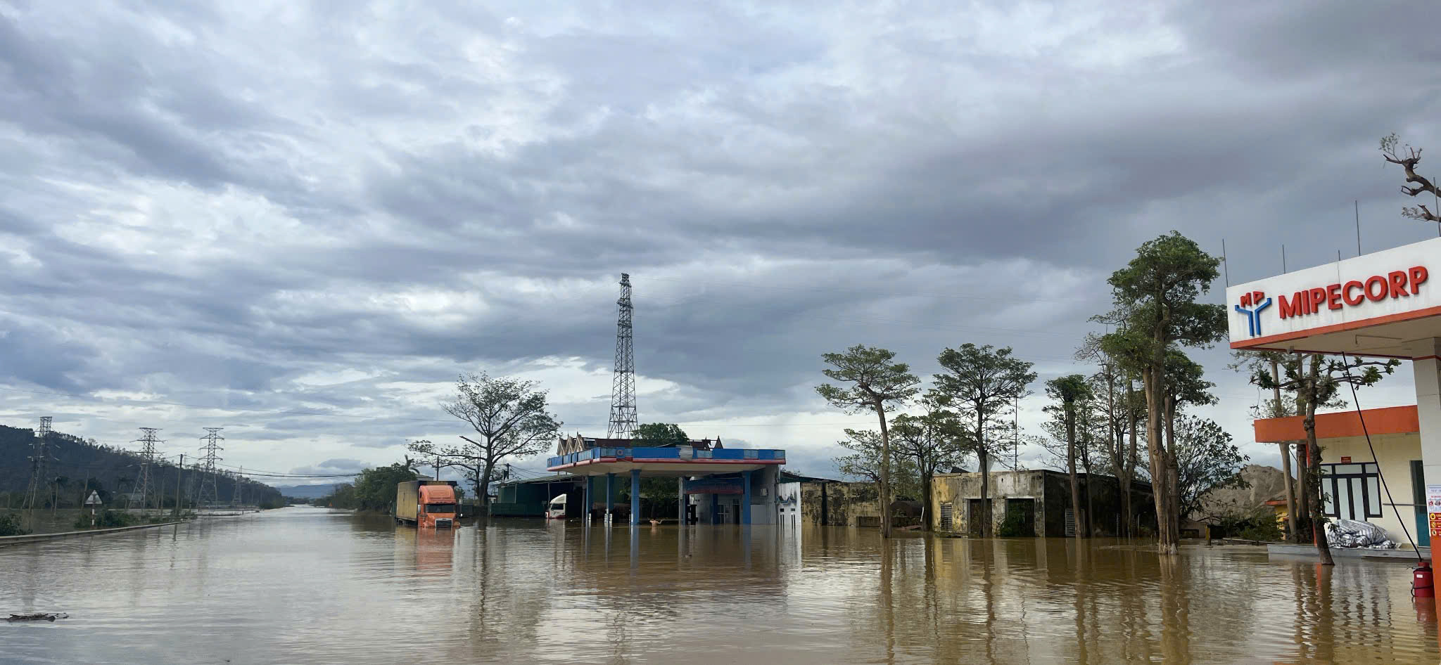 Hà Tĩnh: Quốc lộ 1 ngập sâu hơn 1m, gần 79.000 ngôi nhà bị hư hỏng do bão số 10 - Ảnh 2.